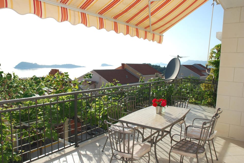 View (from property/room), Balcony/Terrace, Dining area, Sea view