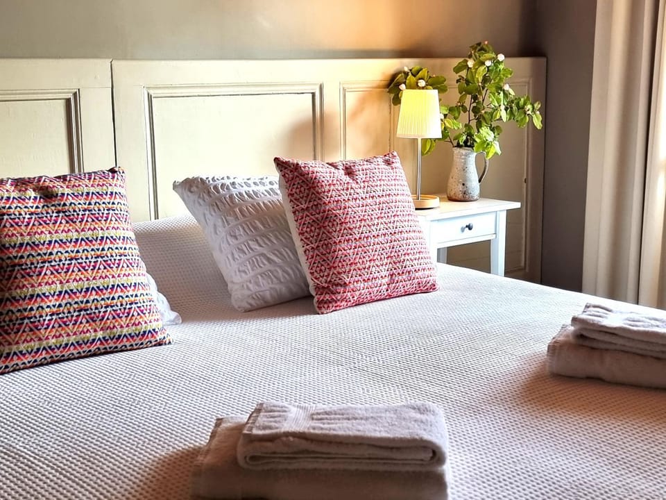 Bed, Bedroom, towels