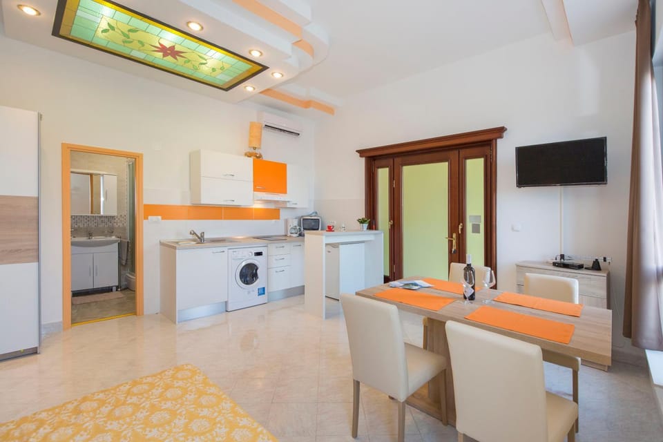 TV and multimedia, Kitchen or kitchenette, Living room, Dining area