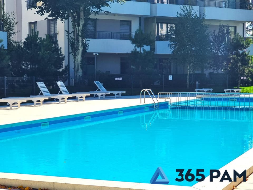 Property building, Day, Swimming pool, sunbed