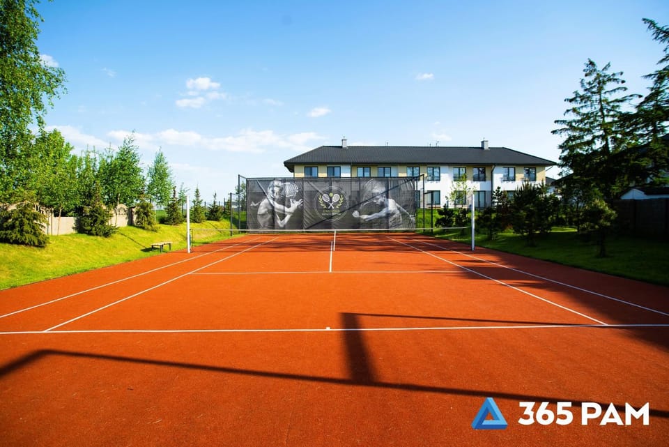 Day, Tennis court