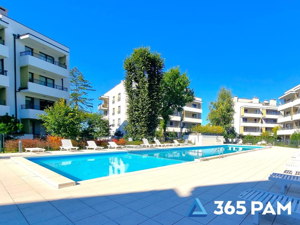 Property building, Day, Swimming pool, sunbed