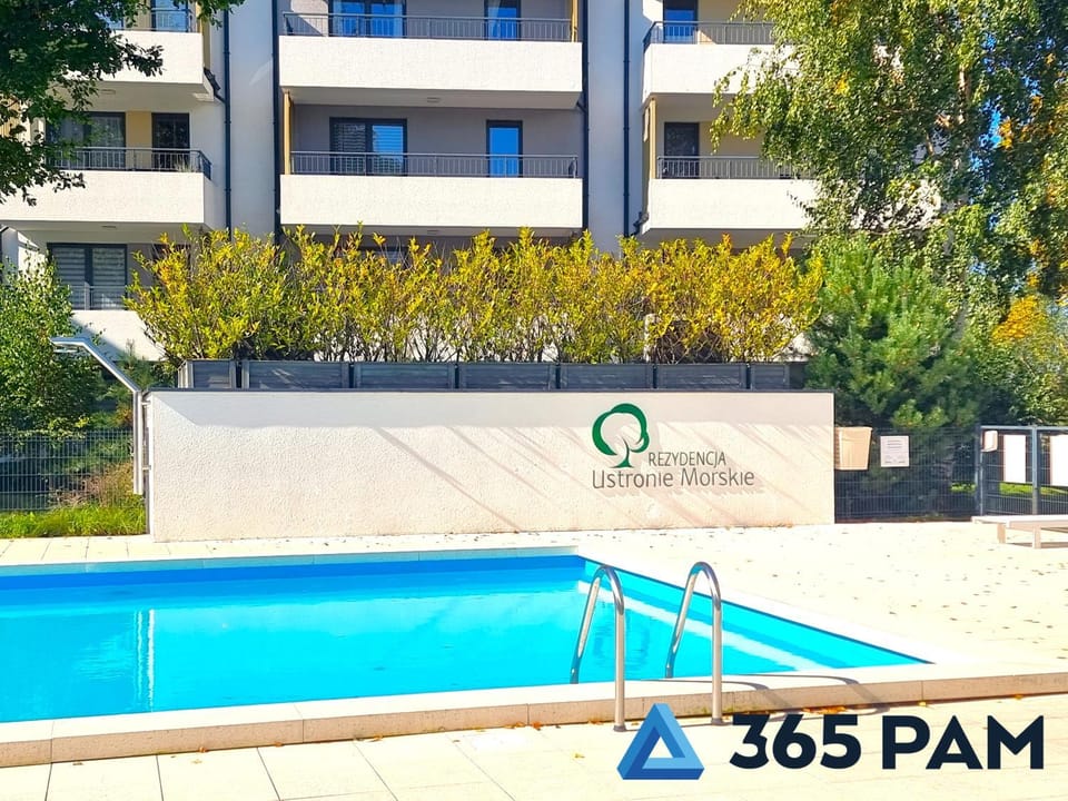 Swimming pool, sunbed