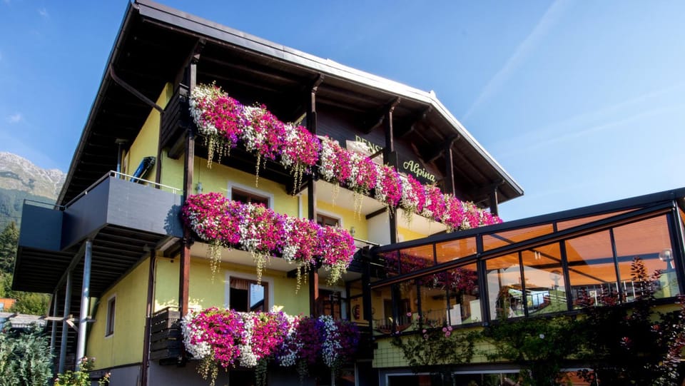 Café Pension Alpina Bed and Breakfast in Innsbruck