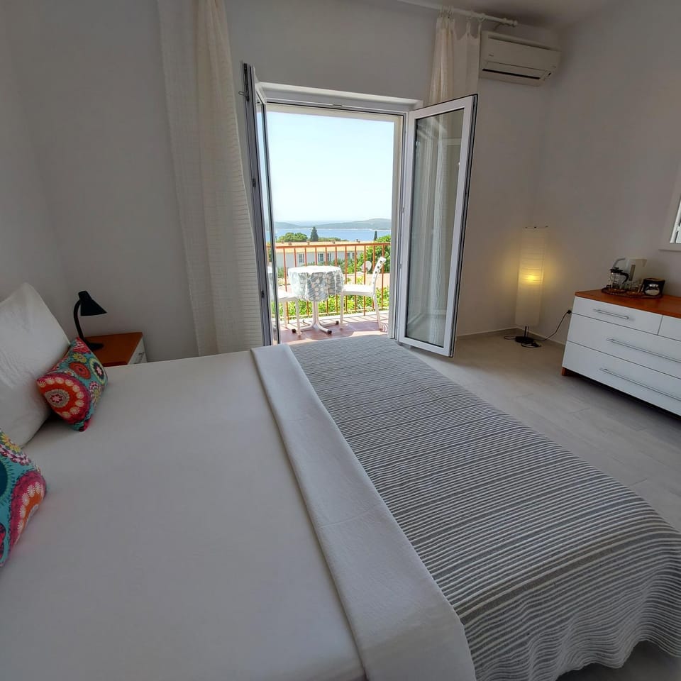 Bed, Balcony/Terrace, Sea view