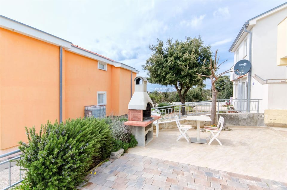 Patio, BBQ facilities