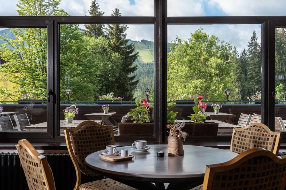 Lounge or bar, Dining area, Mountain view