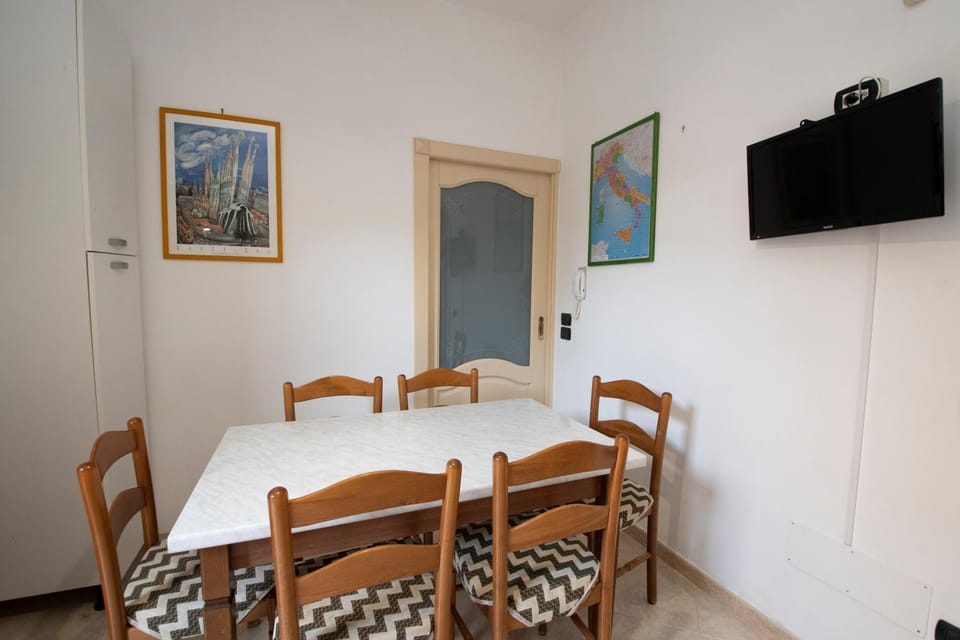 Dining area, kitchen