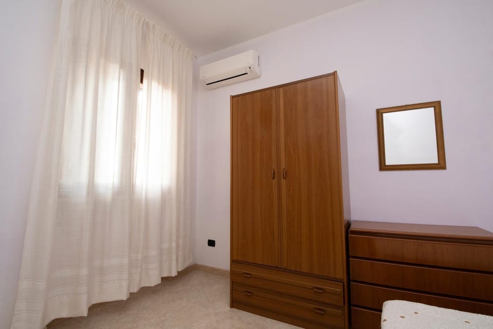Bedroom, wardrobe, air conditioner