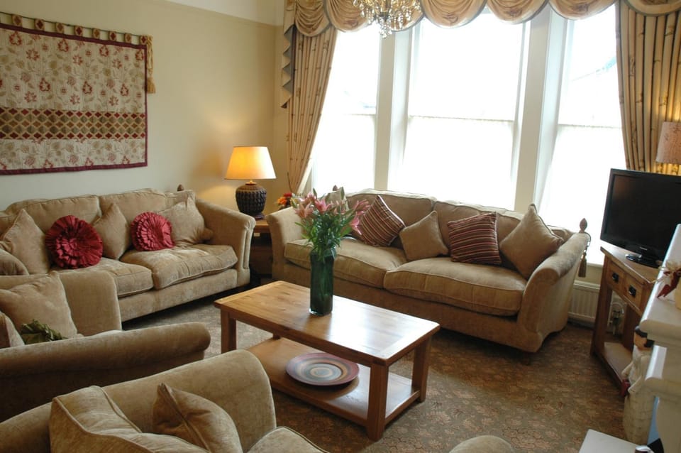 Communal lounge/ TV room, Day