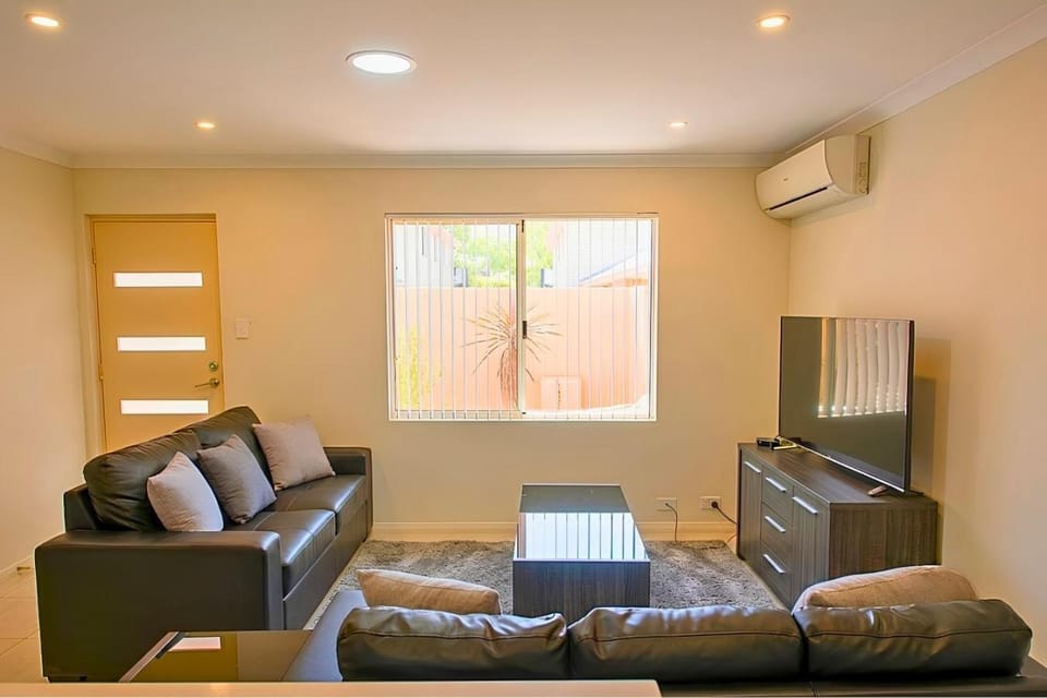 Facade/entrance, TV and multimedia, Living room, Seating area, air conditioner