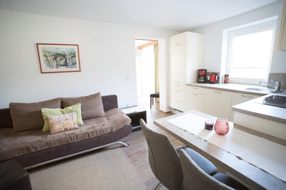 Kitchen or kitchenette, Living room, Seating area, Dining area
