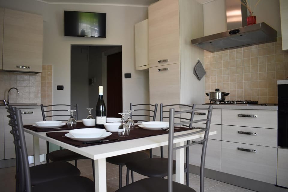 Kitchen or kitchenette, Dining area
