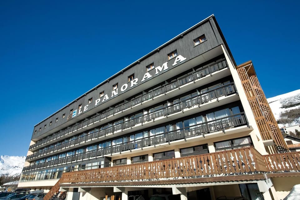 Facade/entrance, Day, People, Ski School, Skiing, Guests, children, young children, older children, group of guests, Family