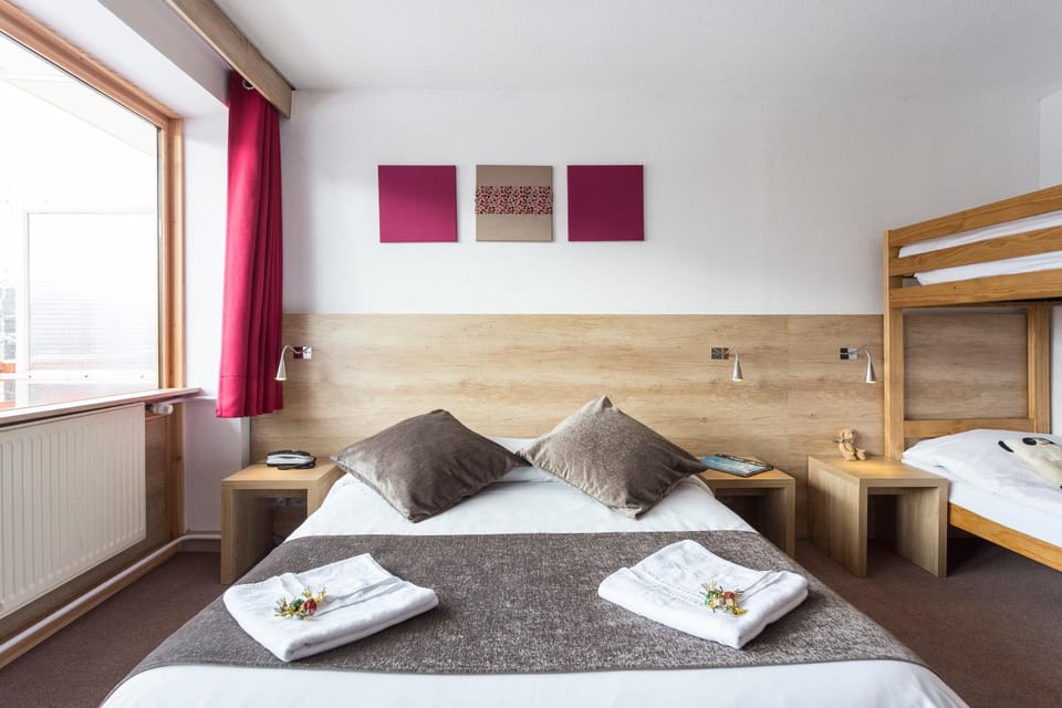 Bedroom, bunk bed