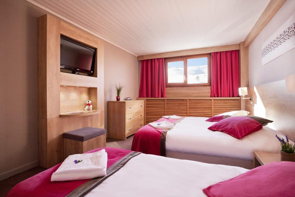 Photo of the whole room, Bedroom, children, young children, older children, Family