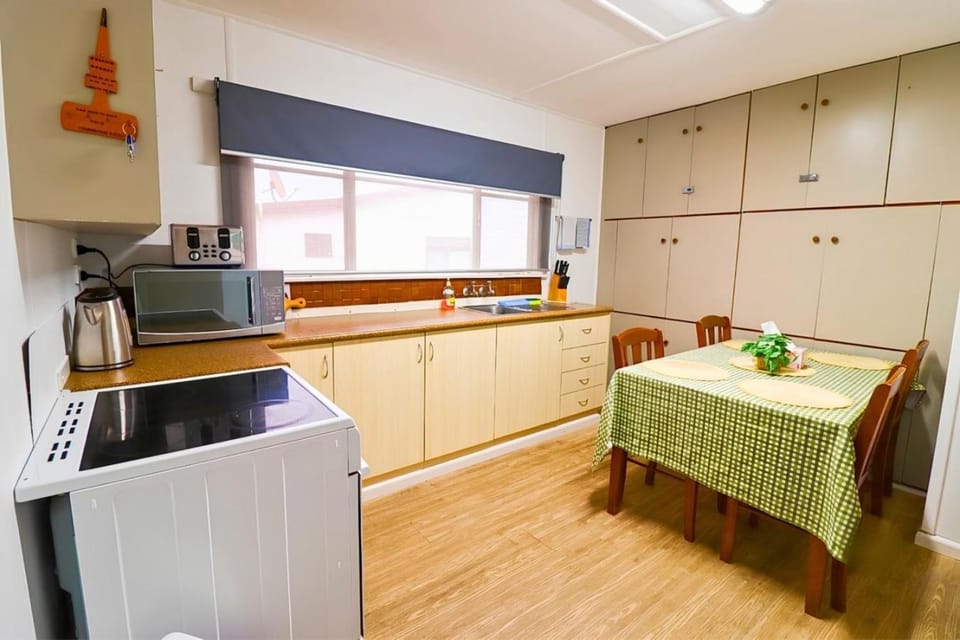 Coffee/tea facilities, Kitchen or kitchenette, Dining area, oven, pet friendly, stove, toaster
