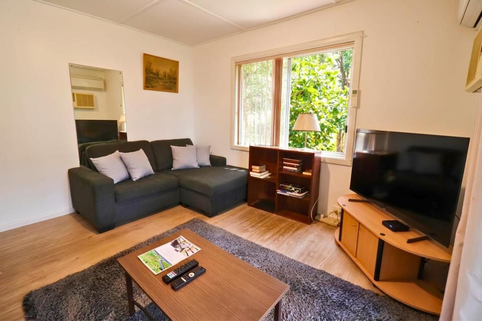 TV and multimedia, Living room, Seating area, Evening entertainment, air conditioner