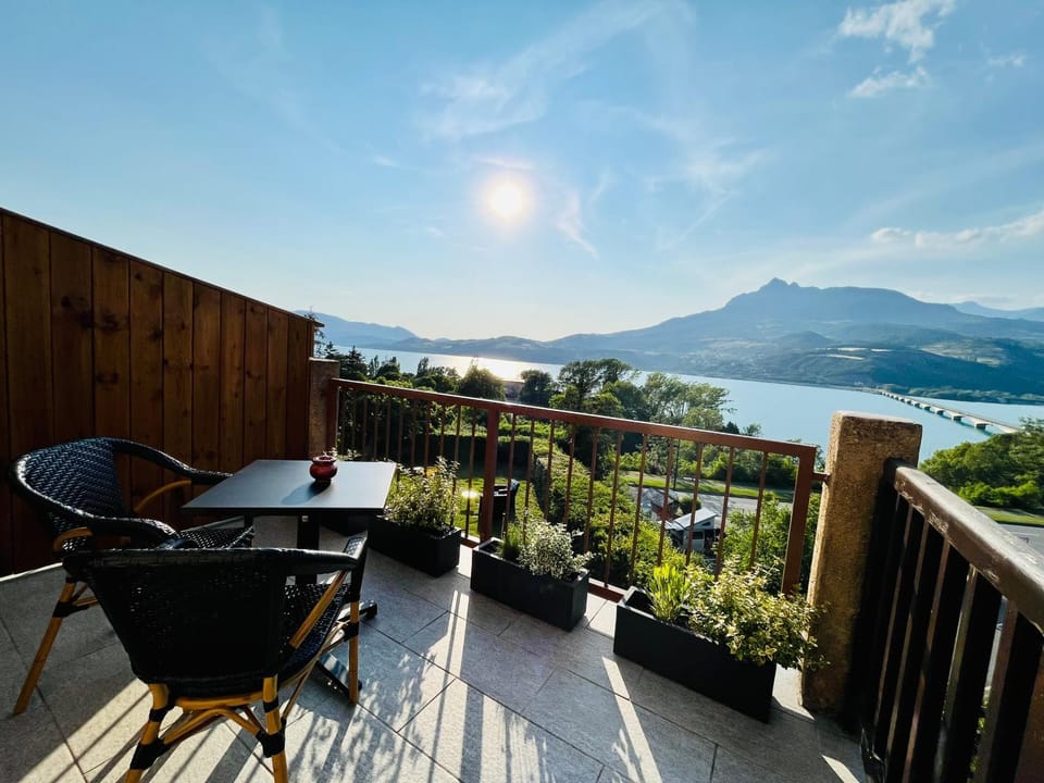 View (from property/room), Balcony/Terrace, Lake view, Mountain view