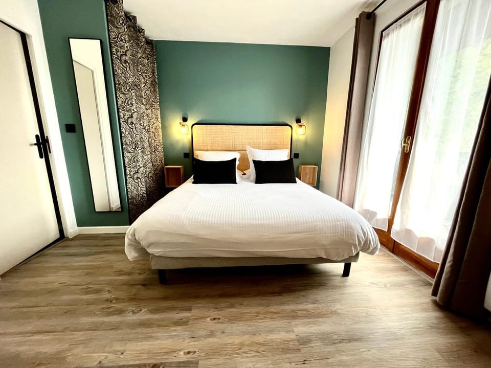 Bed, Photo of the whole room