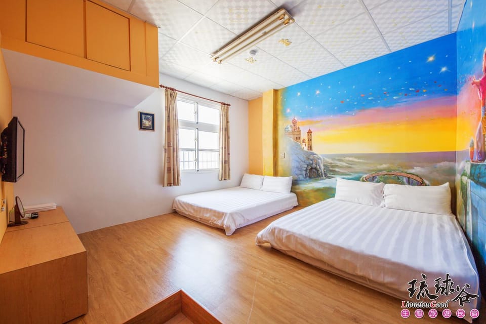 Shower, Toilet, Bed, Bathroom, TV and multimedia, Photo of the whole room, Bedroom, air conditioner