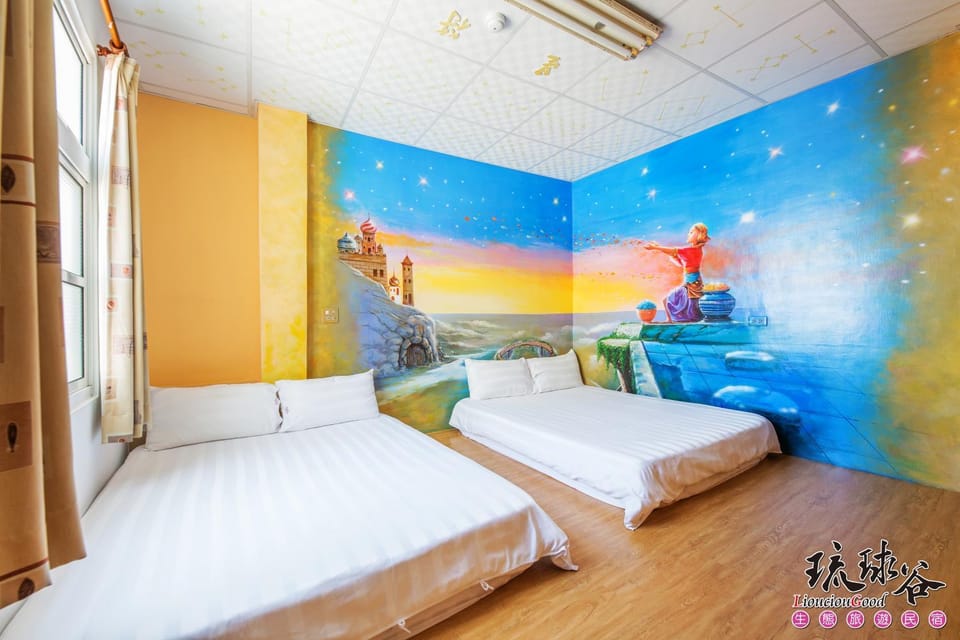 Shower, Toilet, Bed, Bathroom, TV and multimedia, Photo of the whole room, Bedroom, air conditioner