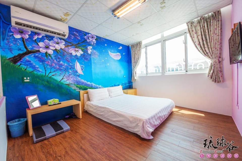 Shower, Toilet, Bed, Bathroom, TV and multimedia, Photo of the whole room, Bedroom, air conditioner
