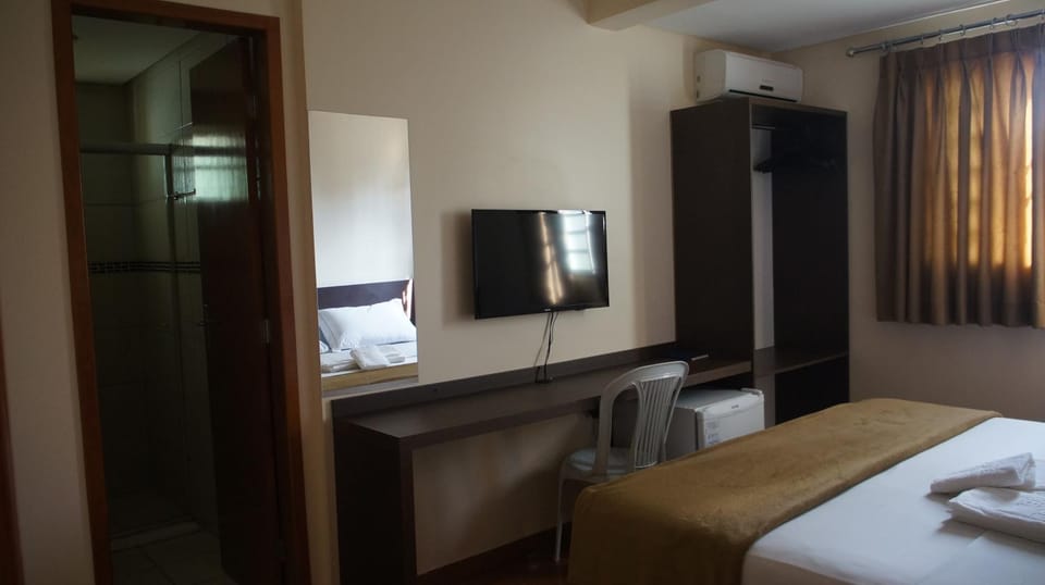 Communal lounge/ TV room, Bed, TV and multimedia, Photo of the whole room, Decorative detail, Bedroom