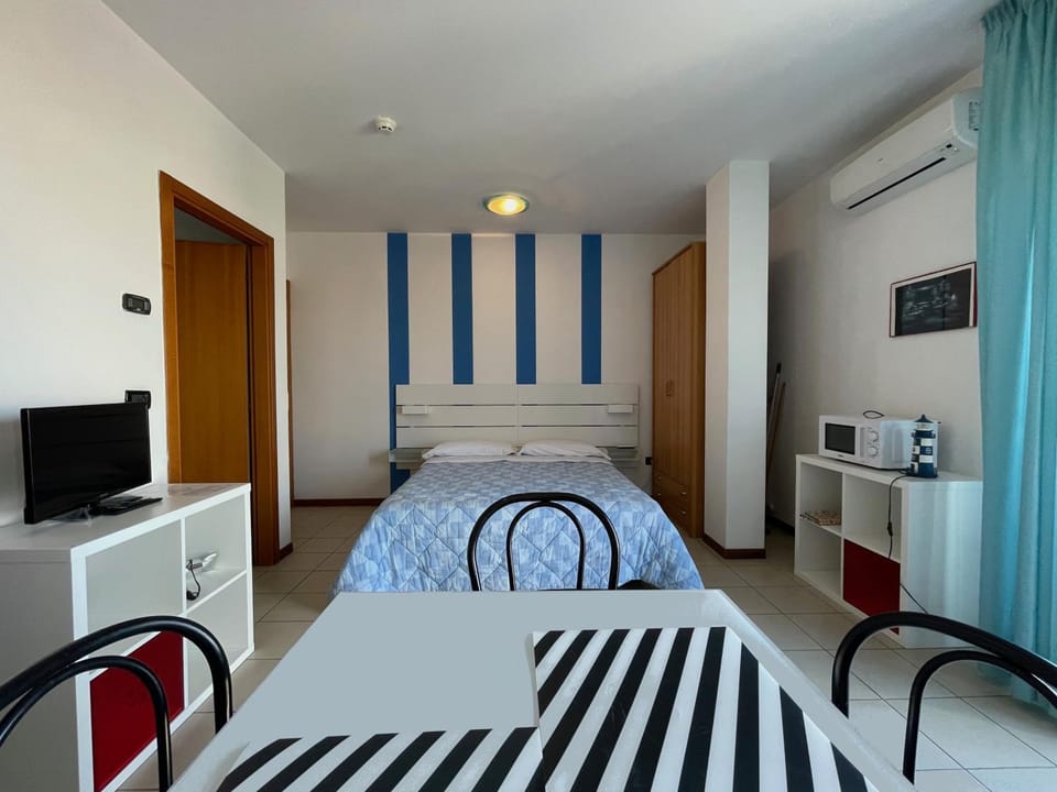 TV and multimedia, Kitchen or kitchenette, Bedroom, heating, minibar, towels, air conditioner
