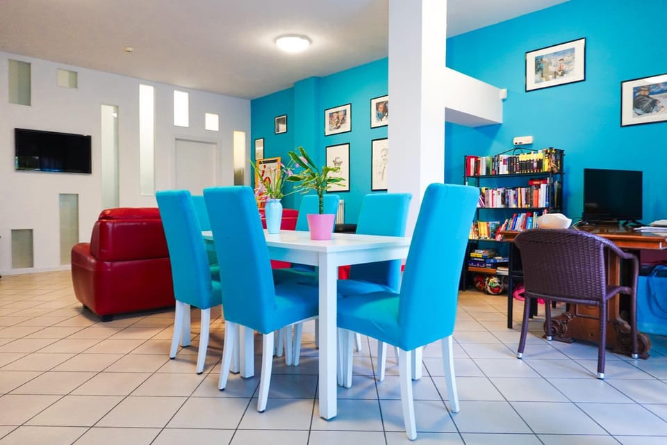 Communal lounge/ TV room, Library, Living room, Lobby or reception