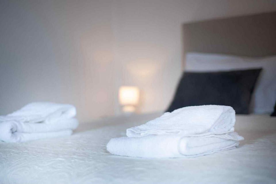 Bed, Bedroom, towels