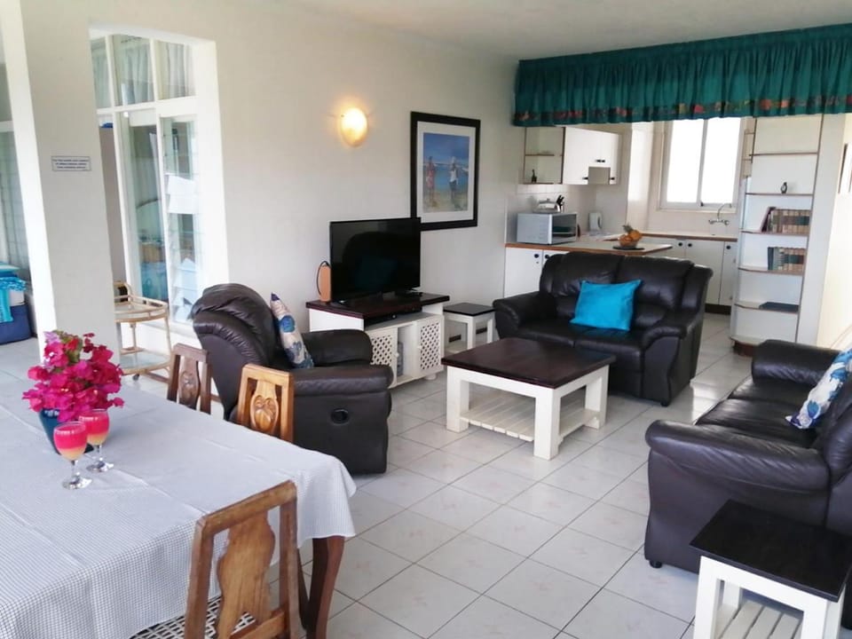 TV and multimedia, Kitchen or kitchenette, Living room, Seating area