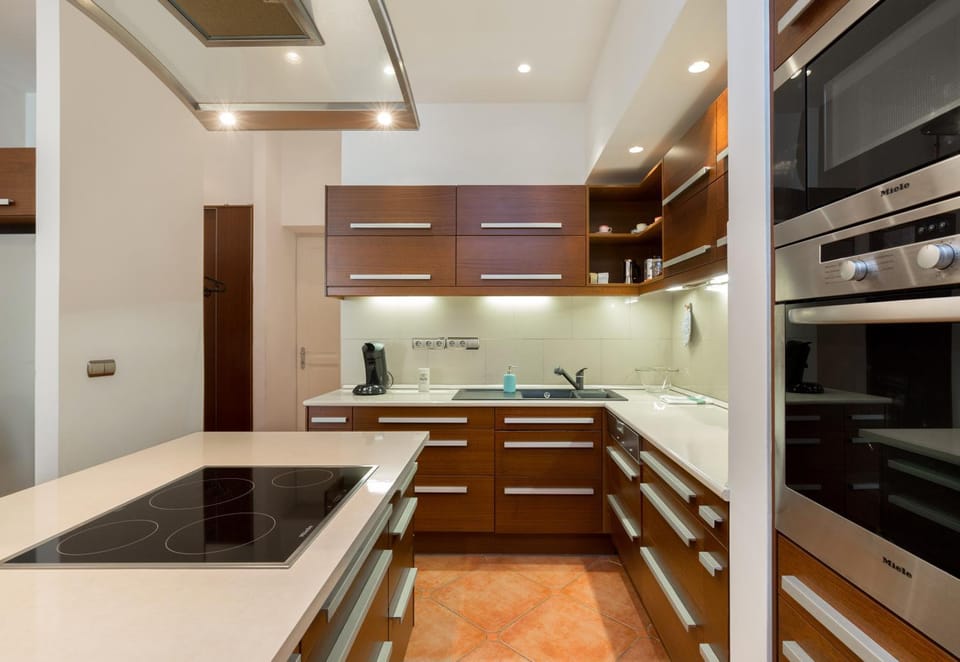 Kitchen or kitchenette, oven