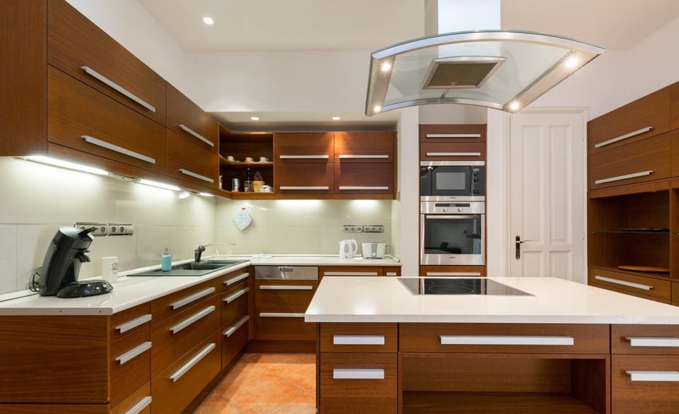 Kitchen or kitchenette, dishwasher, oven