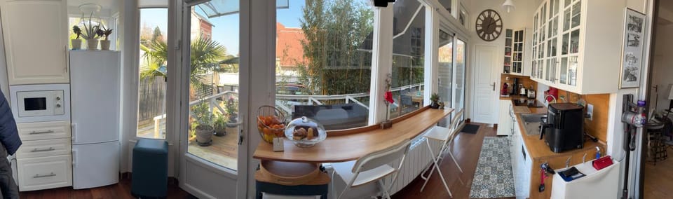 Kitchen or kitchenette, Dining area