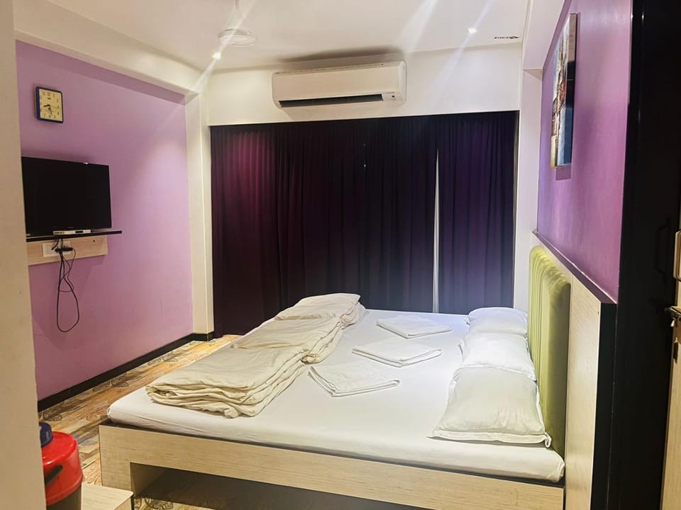 Bed, Bedroom, towels, air conditioner