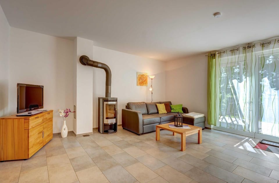 Haus Werder Wohnung 1 mit Kamin Apartment in Trassenheide