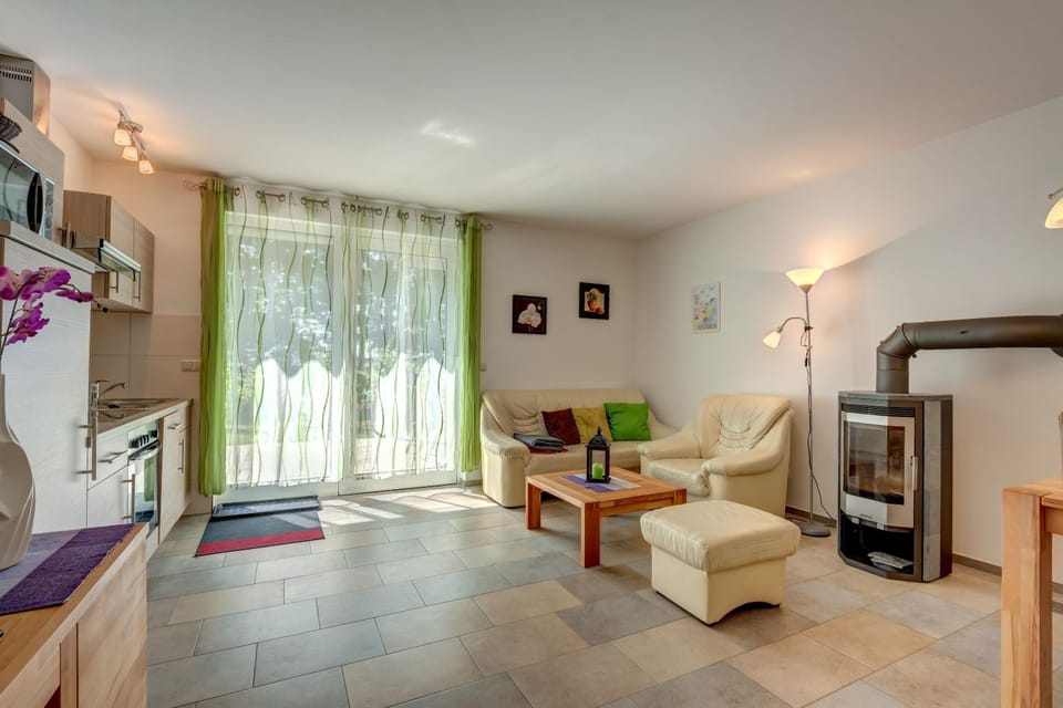 Haus Werder Wohnung 2 mit Kamin Apartment in Trassenheide