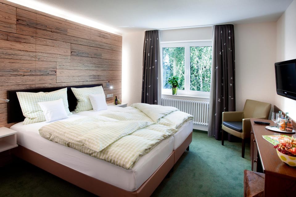 Bed, Photo of the whole room, Decorative detail, Bedroom
