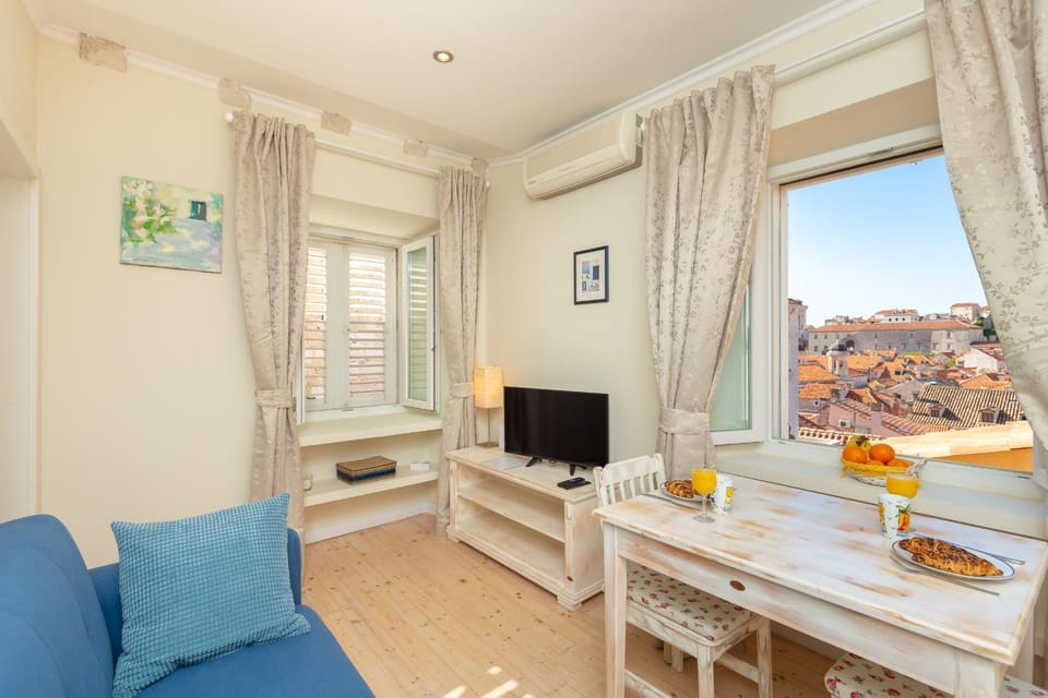 Living room, Dining area, City view, Landmark view