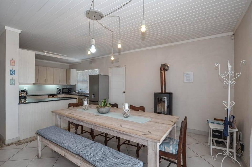 Kitchen or kitchenette, Dining area, flat iron