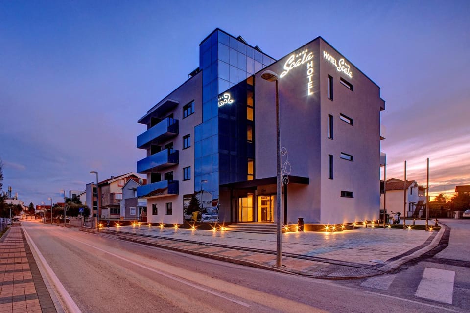 Property building, Facade/entrance, Day, Neighbourhood, City view, Street view, Location, Parking