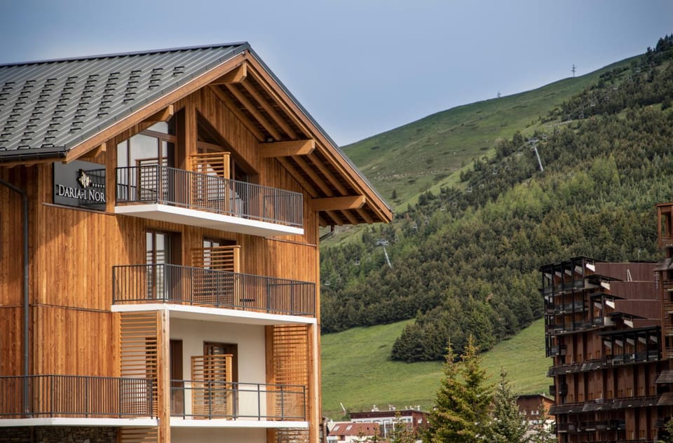 Property building, Spring, Day, Natural landscape, Summer, Mountain view