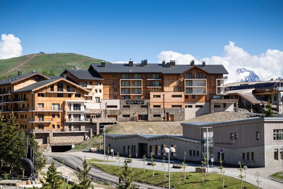 Property building, Spring, Day, Natural landscape, Summer, Mountain view