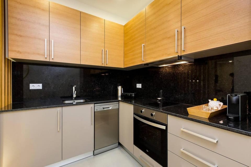 Coffee/tea facilities, Kitchen or kitchenette, dishwasher, oven, stove, toaster