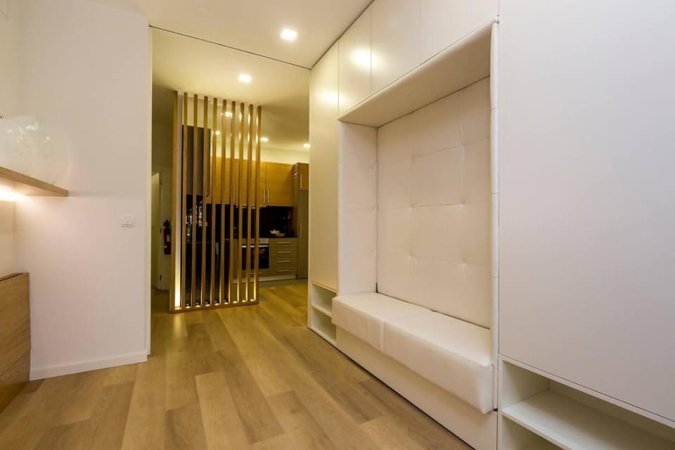 Bed, TV and multimedia, wardrobe