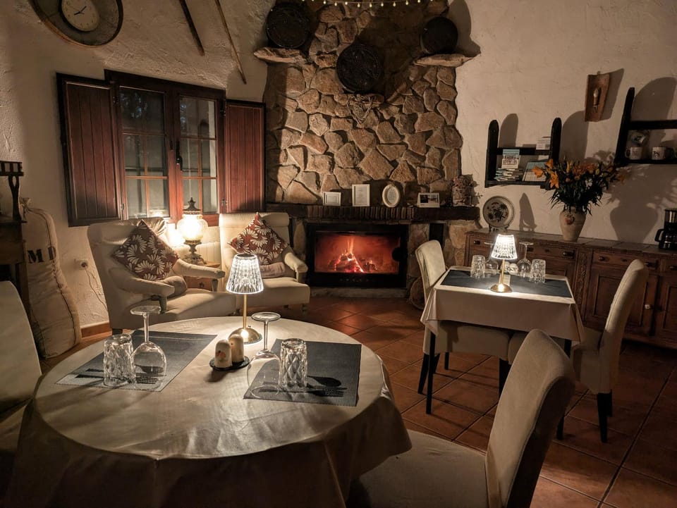 Dining area, fireplace