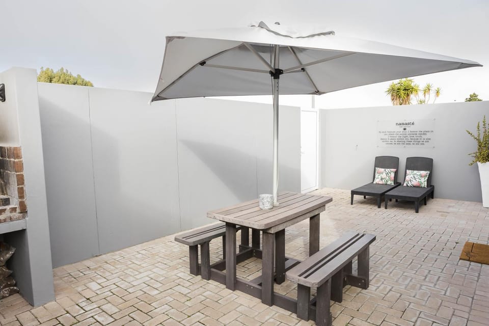 Patio, Day, Seating area, Dining area, sunbed