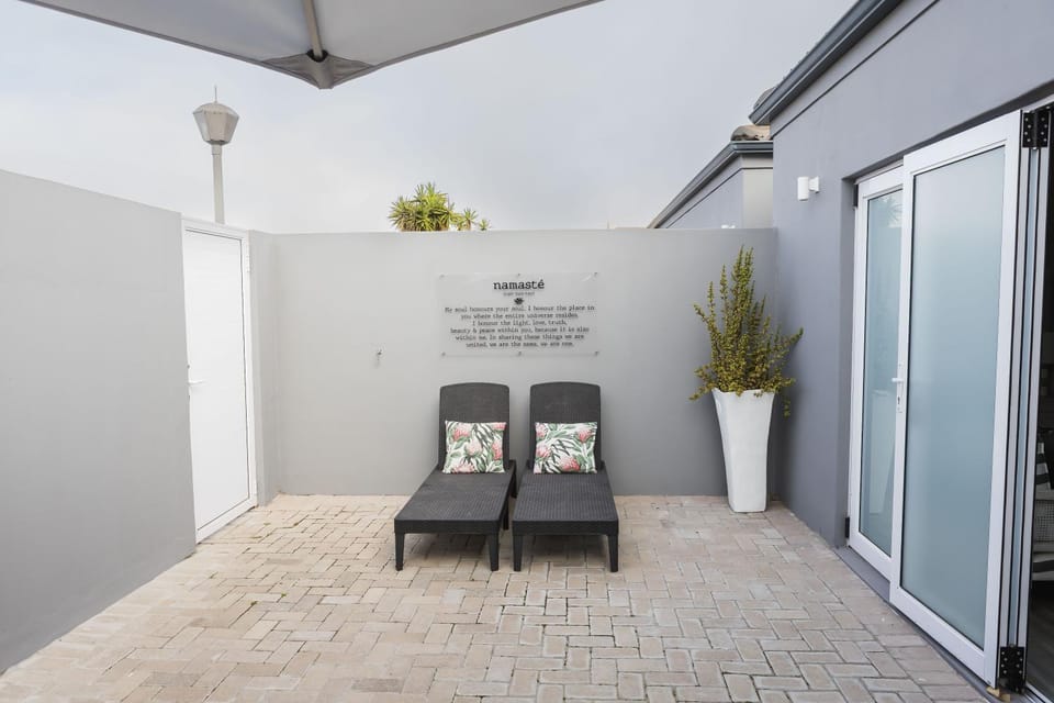 Seating area, sunbed