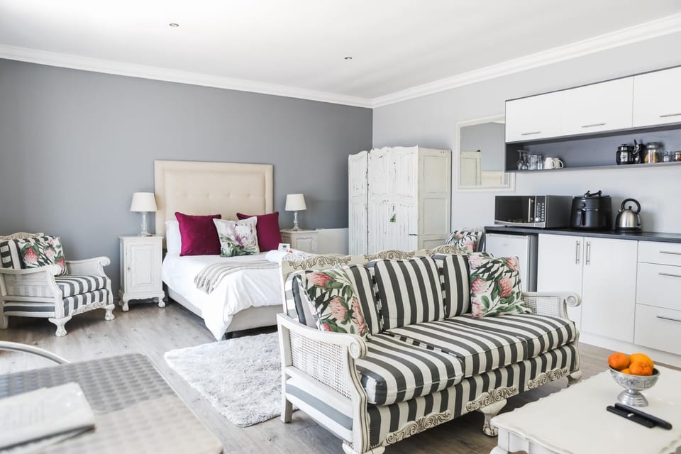 Bed, Coffee/tea facilities, Kitchen or kitchenette, Living room, Photo of the whole room, Decorative detail, Seating area, Dining area, Bedroom, microwave, minibar, wardrobe